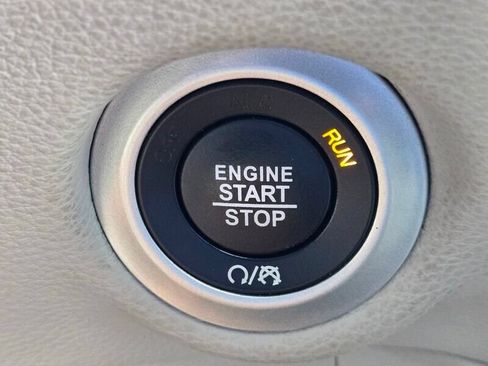 Used 2024 Chrysler Pacifica Limited FWD image 27