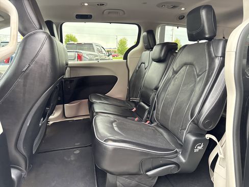 Used 2018 Chrysler Pacifica Limited w/ Advanced Safetytec Group FWD image 32