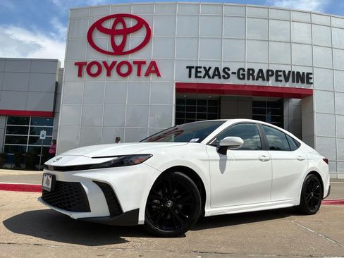 Used 2025 Toyota Camry SE FWD image 2
