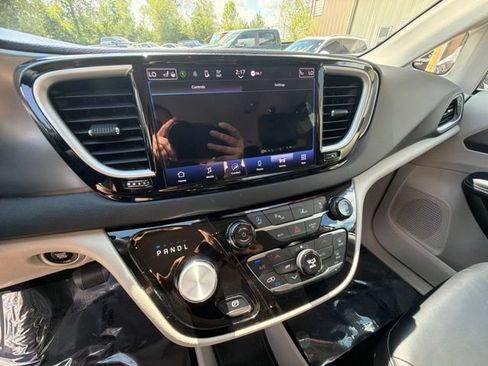 Used 2024 Chrysler Pacifica Touring-L FWD image 20