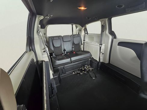 Used 2020 Dodge Grand Caravan SXT image 9