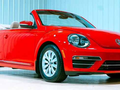 Used 2018 Volkswagen Beetle 2.0T S image 1