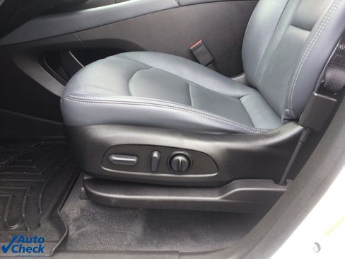 Used 2022 Buick Enclave Essence image 9