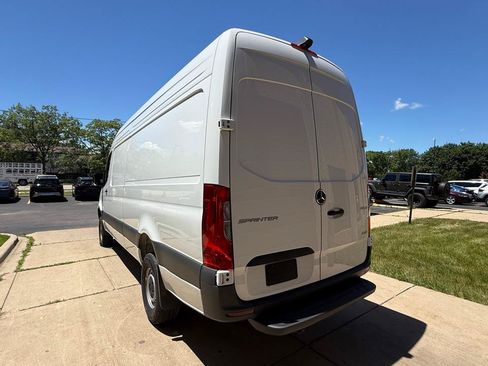 Used 2025 Mercedes-Benz Sprinter 2500 image 4