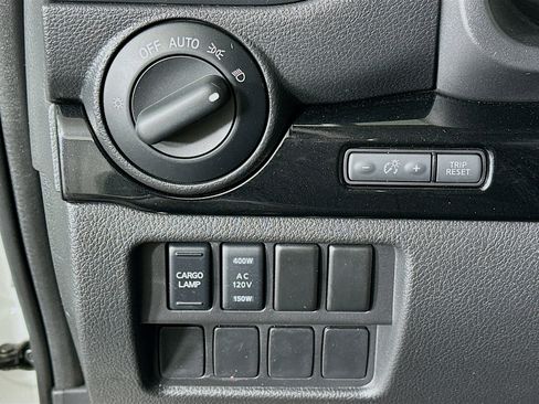 Used 2024 Nissan Titan SV w/ SV Convenience Package image 17