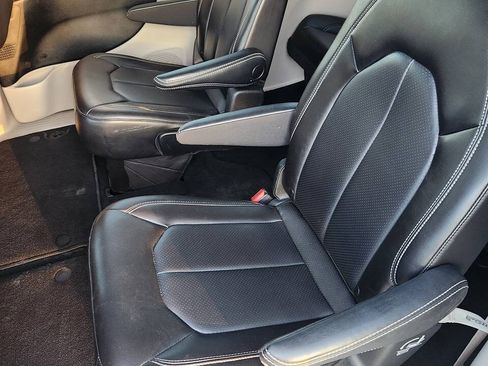 Used 2023 Chrysler Pacifica Touring-L FWD image 10