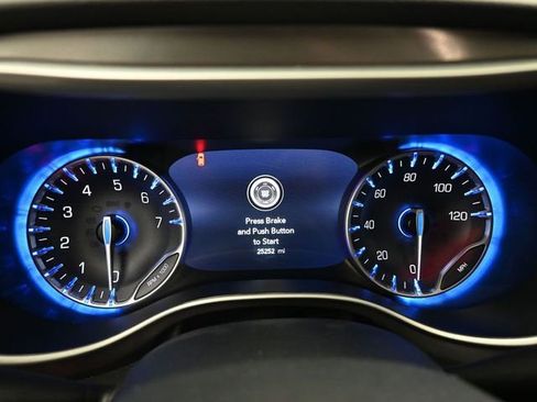 Used 2025 Chrysler Pacifica Select FWD image 11