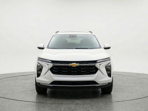 Used 2025 Chevrolet Trax LT w/ LT Convenience Package image 2