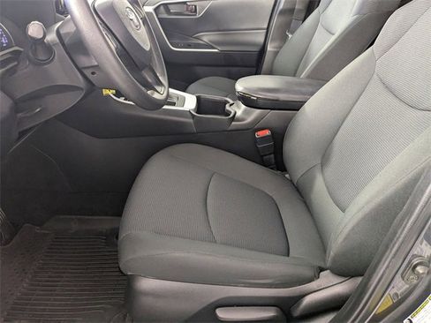 Used 2022 Toyota RAV4 LE image 11