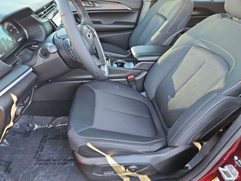 Used 2025 Jeep Grand Cherokee Laredo w/ Luxury Tech Group I image 18