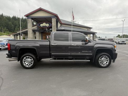 Used 2016 GMC Sierra 2500 Denali w/ Duramax Plus Package AWD/4WD image 3