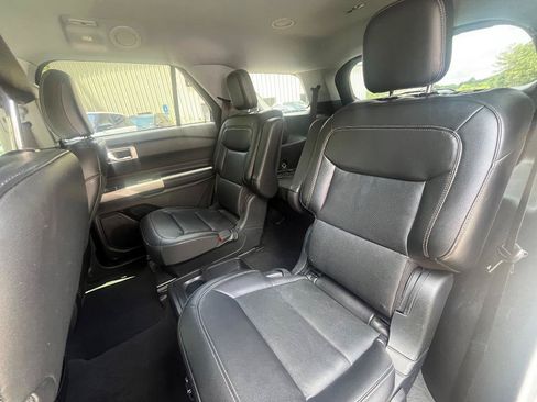 Used 2021 Ford Explorer XLT w/ Equipment Group 202A AWD/4WD image 33