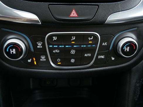 Used 2018 Chevrolet Equinox LT image 23