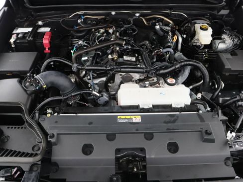 Certified 2025 Toyota Tacoma SR5 AWD/4WD image 37