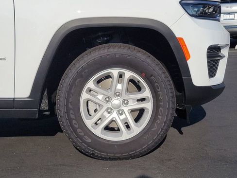 New 2025 Jeep Grand Cherokee Laredo image 5