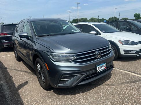 Used 2024 Volkswagen Tiguan SE AWD/4WD image 2