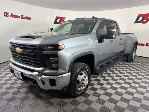 Used 2024 Chevrolet Silverado 3500 W/T AWD/4WD image 2