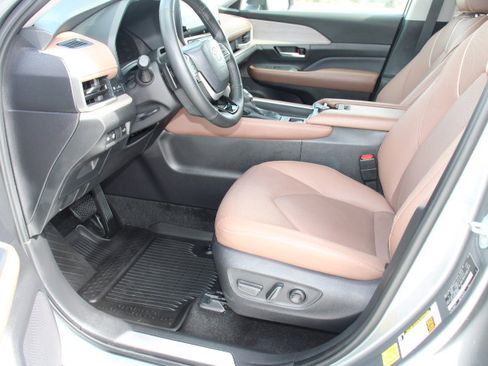 Certified 2025 Toyota Grand Highlander AWD image 12