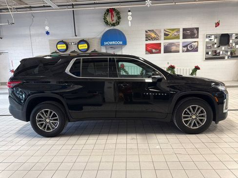 Used 2023 Chevrolet Traverse LT image 2