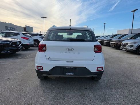 Certified 2025 Hyundai Venue SEL image 6