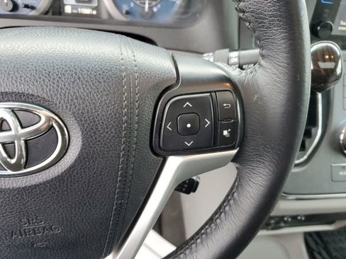 Used 2017 Toyota Sienna XLE Premium image 18