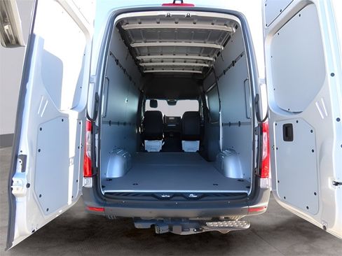 Used 2024 Mercedes-Benz Sprinter 2500 image 25