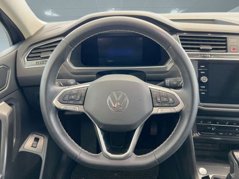 Used 2022 Volkswagen Tiguan SE w/ Panoramic Sunroof Package image 18