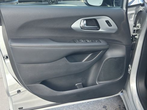 New 2026 Chrysler Pacifica Limited image 28