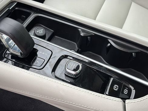 Certified 2024 Volvo XC90 T8 Plus w/ Protection Package Premier AWD/4WD image 21