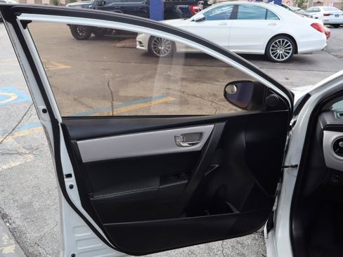 Used 2018 Toyota Corolla LE FWD image 12