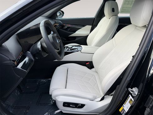 Certified 2025 BMW i5 xDrive40 w/ Premium Package image 9