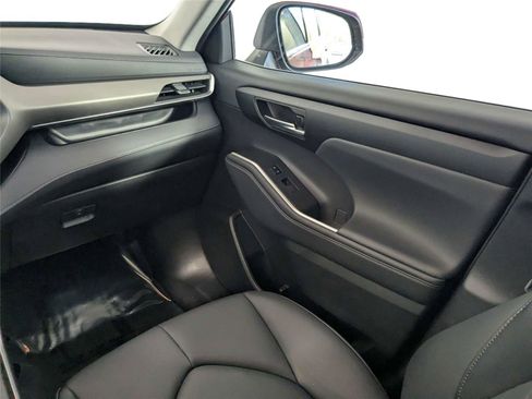 Used 2022 Toyota Highlander XLE image 42