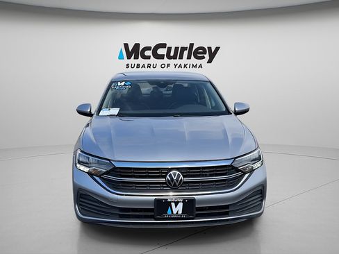 Used 2024 Volkswagen Jetta SE FWD image 2