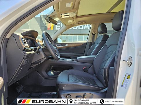 Used 2024 Volkswagen Atlas SE w/ Panoramic Sunroof Package FWD image 12