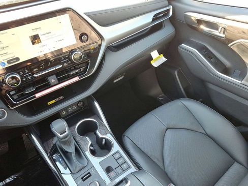 Used 2026 Toyota Highlander Limited AWD/4WD image 11