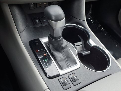 Used 2019 Toyota Highlander XLE image 14