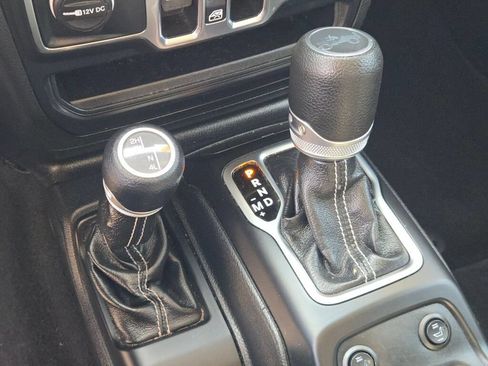 Used 2019 Jeep Wrangler Unlimited Sahara w/ Safety Group AWD/4WD image 24