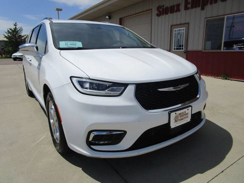 Used 2022 Chrysler Pacifica Limited FWD image 3