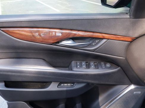 Used 2016 Cadillac Escalade Luxury image 30