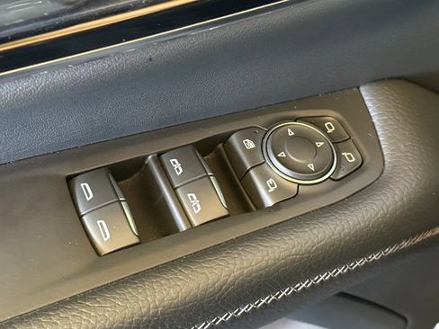 Used 2025 GMC Yukon Denali AWD/4WD image 13