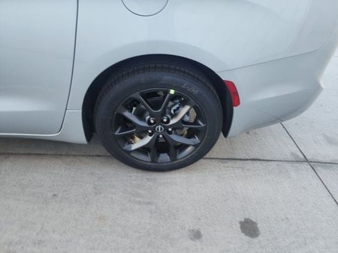 New 2026 Chrysler Pacifica Limited w/ S Appearance Package image 25