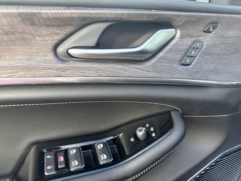 Used 2022 Jeep Grand Cherokee Overland w/ Adv Protech Group III image 15