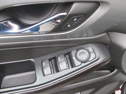 Used 2023 Chevrolet Traverse LT image 13