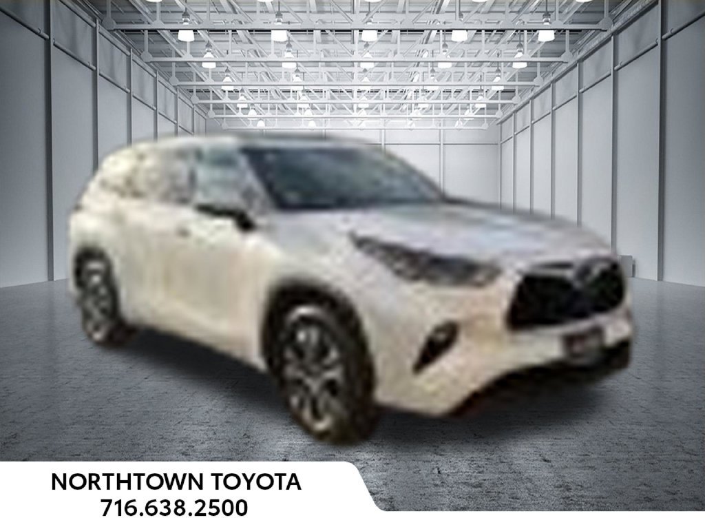 Used 2021 Toyota Highlander XLE FWD image 2