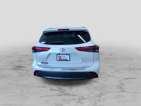 Certified 2021 Toyota Highlander Limited FWD image 8