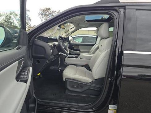 Used 2025 Ford Expedition Platinum w/ Driver's Package AWD/4WD image 3