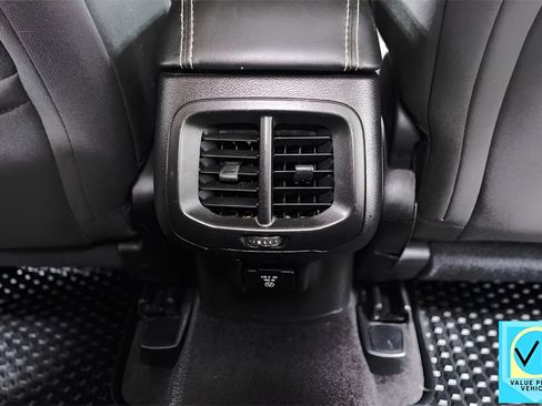 Used 2017 Jeep Cherokee Latitude w/ Cold Weather Group image 31