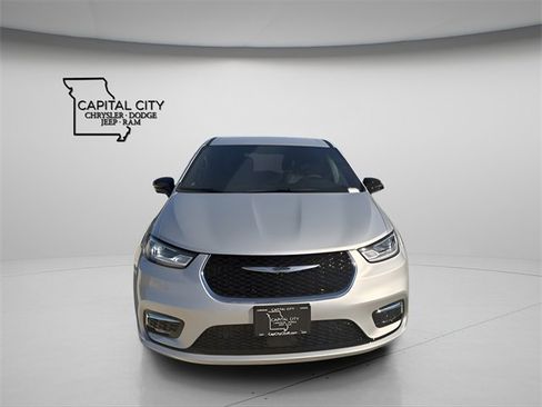New 2026 Chrysler Pacifica Select image 2