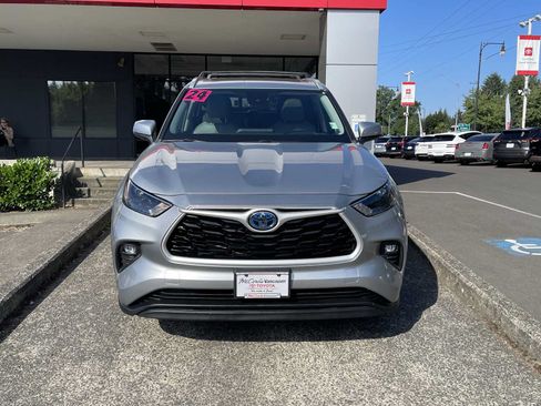 Certified 2024 Toyota Highlander XLE AWD/4WD image 2