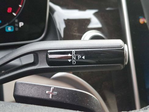 Used 2025 Mercedes-Benz GLC 300 4MATIC image 11